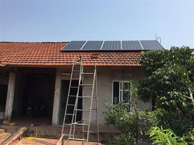 Triển khai lắp đặt điện Mặt Trời áp mái cho người dân. (Ảnh: Đức Thọ/TTXVN) Quảng Bình xây dựng thí điểm hệ thống năng lượng điện Mặt Trời áp mái ảnh 1