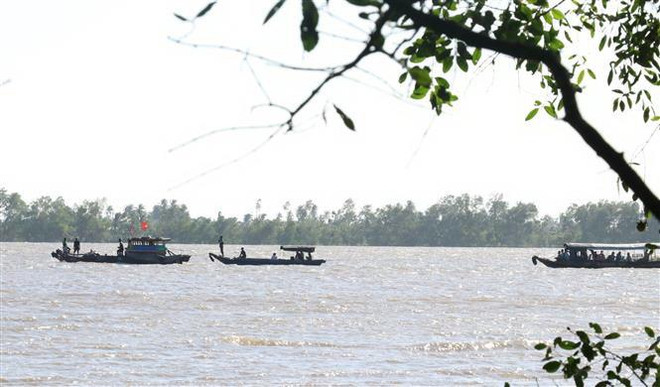 Lật sà lan chở cần cẩu, một người chết và một người mất tích ảnh 1