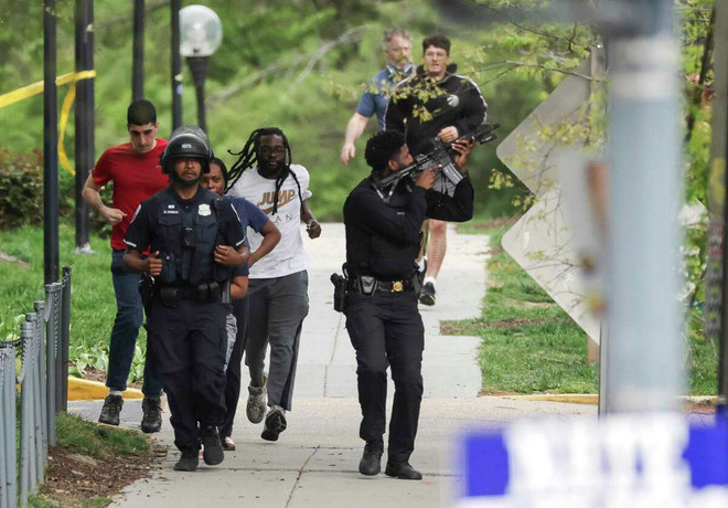 Nổ súng khiến nhiều người bị thương, Mỹ phong tỏa một khu phố ở thủ đô ảnh 1