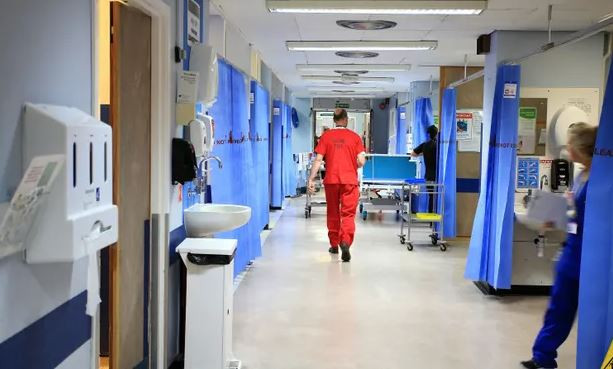 Anh: Các bác sỹ cấp cao đình công gây ảnh hưởng đến dịch vụ y tế ảnh 1