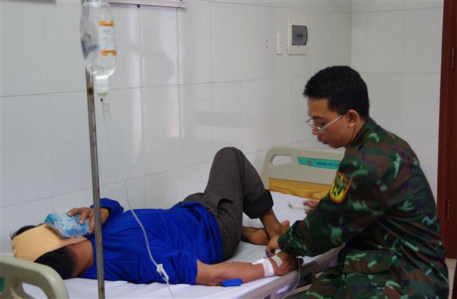 Sức khỏe của bệnh nhân Cảnh tạm thời ổn định, tiếp tục lưu trú tại đảo để điều trị. (Ảnh: TTXVN phát) Trung tâm y tế thị trấn Trường Sa cấp cứu ngư dân gặp nạn trên biển ảnh 1