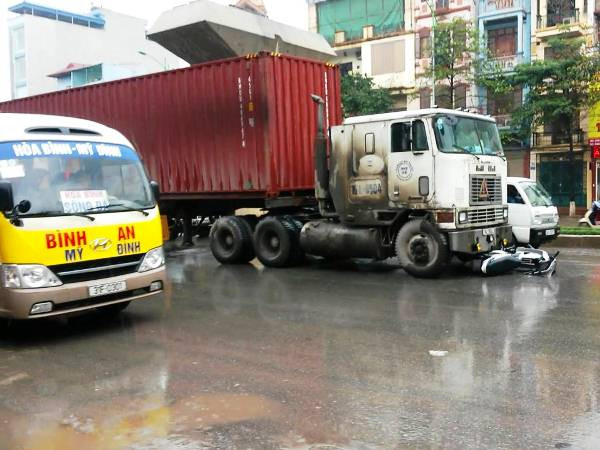 Hà Nội: Tài xế container cố tình đâm xe cảnh sát giao thông ảnh 2