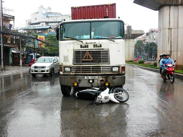 Hà Nội: Tài xế container cố tình đâm xe cảnh sát giao thông ảnh 1