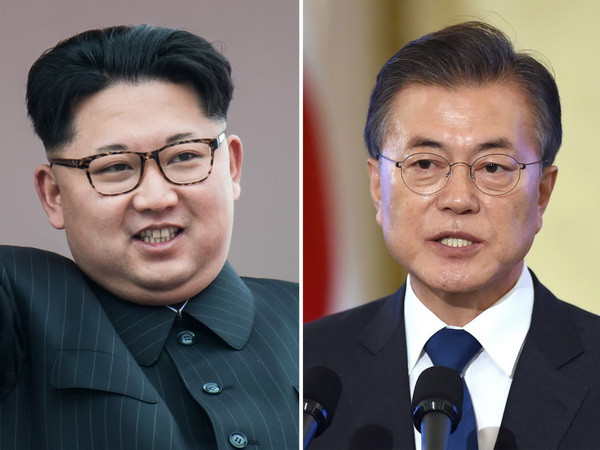 Tổng thống Hàn Quốc Moon Jae-in (phải) và nhà lãnh đạo Triều Tiên Kim Jong-un (trái). (Nguồn: AFP/TTXVN) Triều Tiên: Tổ chức được cuộc gặp thượng đỉnh là nhờ ông Kim Jong-un ảnh 1