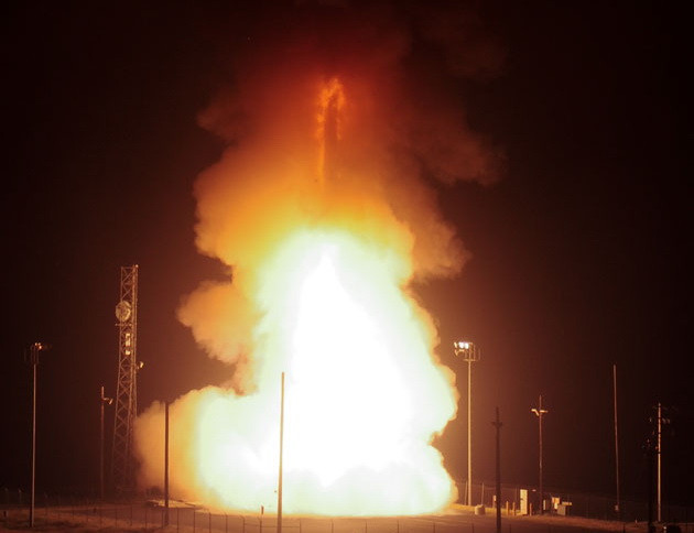 Thử tên lửa đạn đạo liên lục địa (ICBM) Minuteman III. (Nguồn: U.S. Air Force) Không quân Mỹ thử thành công ICBM Minuteman III tại California ảnh 1