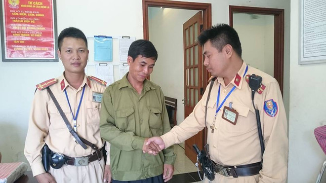 Hà Nội: Lái xe ôm nhanh trí ngăn người định nhảy cầu tự tử ảnh 1