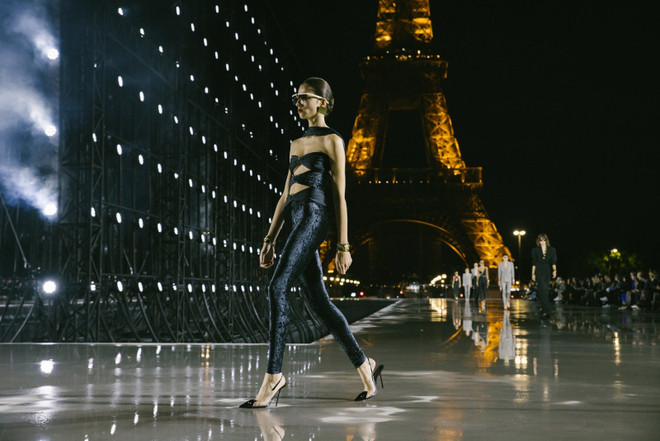 BST Xuân Hè 2022 - Làn gió mới cho di sản thập niên 60-80 của YSL ảnh 1