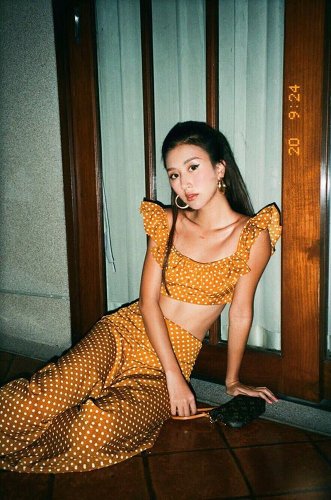 Được hàng loạt sao nữ lăngxê, crop-top thống trị xu hướng đầu Thu ảnh 13