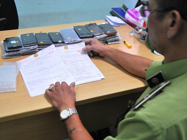 Hà Nội: Xe khách chở lậu 60 smartphone vào miền Nam tiêu thụ ảnh 4