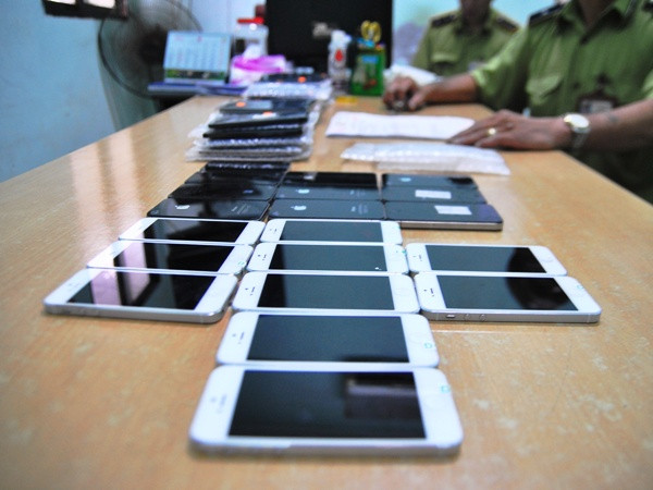 Hà Nội: Xe khách chở lậu 60 smartphone vào miền Nam tiêu thụ ảnh 1