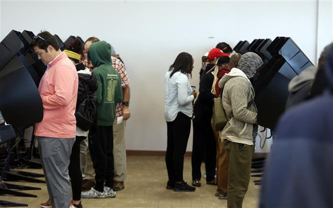 Cử tri Mỹ bắt đầu bỏ phiếu trong cuộc bầu cử giữa nhiệm kỳ ảnh 1