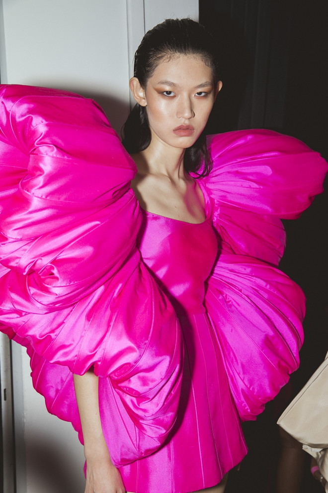 Mỹ nhân "50 sắc thái" ngọt ngào với tuyệt phẩm đầm hồng của Công Trí ảnh 8