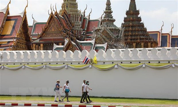 Du khách tham quan bên ngoài Hoàng cung Thái Lan ở Bangkok. (Ảnh: THX/TTXVN) Du lịch Thái Lan vẫn gặp khó sau khi nới lỏng lệnh cấm nhập cảnh ảnh 1