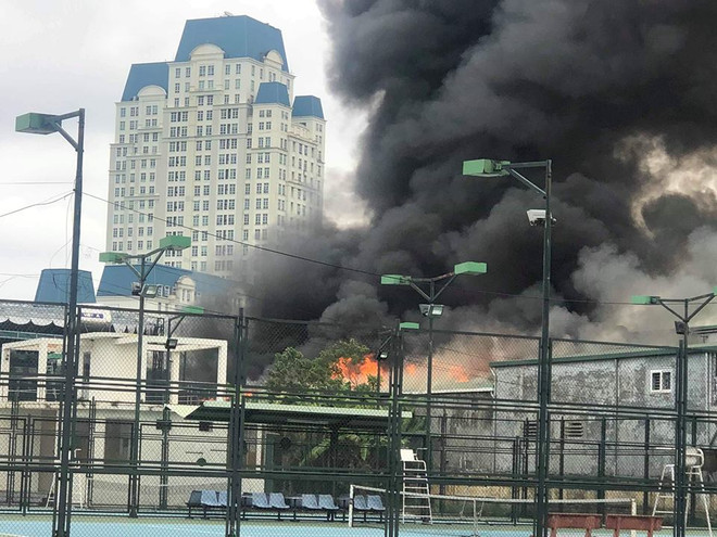 Cháy lớn ở gara ôtô gần trụ sở của Liên đoàn Bóng đá Việt Nam ảnh 1