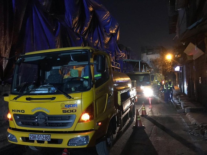 Việc hút bùn thải sẽ hoàn toàn được cơ giới hoá. (Ảnh: Sơn Bách/Vietnam+) Bắt đầu triển khai nạo bùn hệ thống thoát nước quanh Rạng Đông ảnh 4