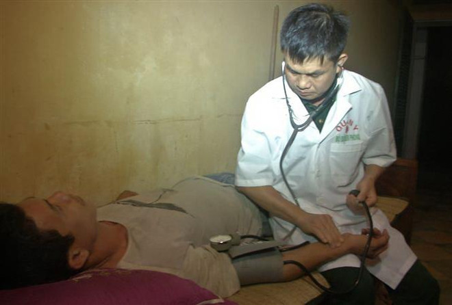 Biên phòng Quảng Bình tiếp nhận 6 ngư dân gặp nạn đưa vào bờ an toàn ảnh 2