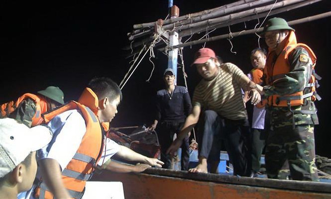 Biên phòng Quảng Bình tiếp nhận 6 ngư dân gặp nạn đưa vào bờ an toàn ảnh 1