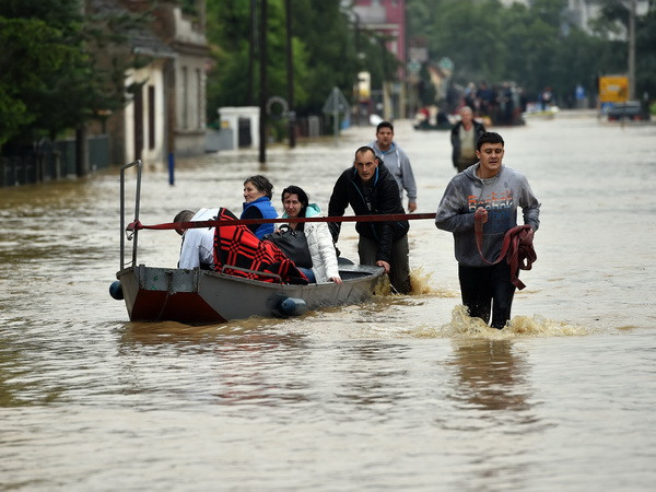 Cảnh ngập lụt tại Obrenovac, cách thủ đô Belgrade, Serbia khoảng 40km về phía tây ngày 16/5. (Ảnh: AFP/TTXVN) Điện thăm hỏi tình hình lũ lụt ở Serbia, Bosnia-Herzegovina ảnh 1
