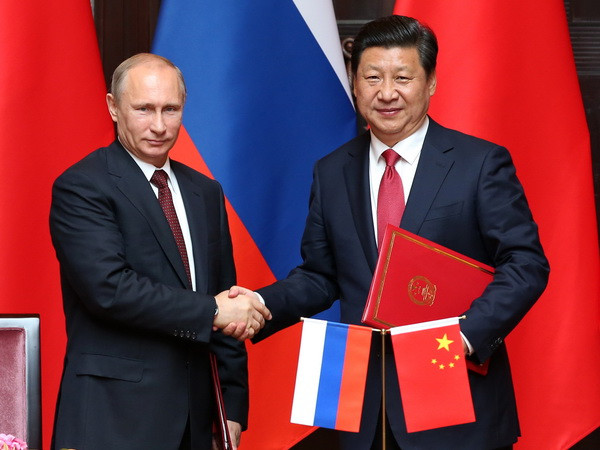 Chủ tịch Trung Quốc Tập Cận Bình (phải) và Tổng thống Nga Vladimir Putin sau lễ ký các thỏa thuận tăng cường hợp tác song phương ở Thượng Hải. (Ảnh: THX/TTXVN) Lãnh đạo Trung-Nga bày tỏ quan ngại sâu sắc về Ukraine ảnh 1