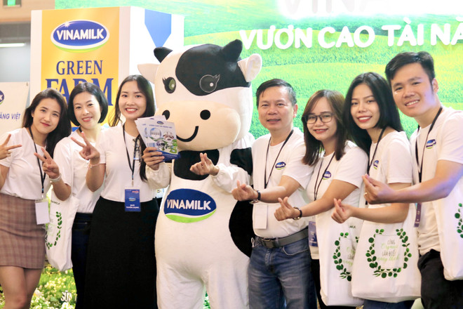 Vinamilk tiếp tục dẫn đầu danh sách Nhà tuyển dụng được yêu thích nhất năm 2022 của CareerBuilder. Vinamilk được vinh danh là Nhà tuyển dụng được yêu thích nhất năm 2022 ảnh 1
