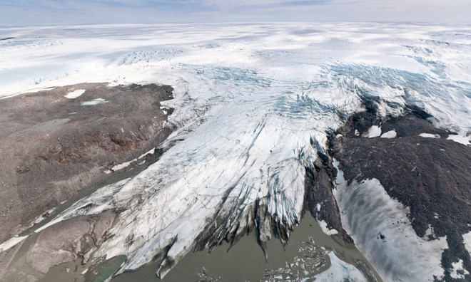 Sông băng tại Greenland. (Nguồn: theguardian.com) Báo động tình trạng băng tại Nam Cực, Greenland tan nhanh gấp 6 lần ảnh 1