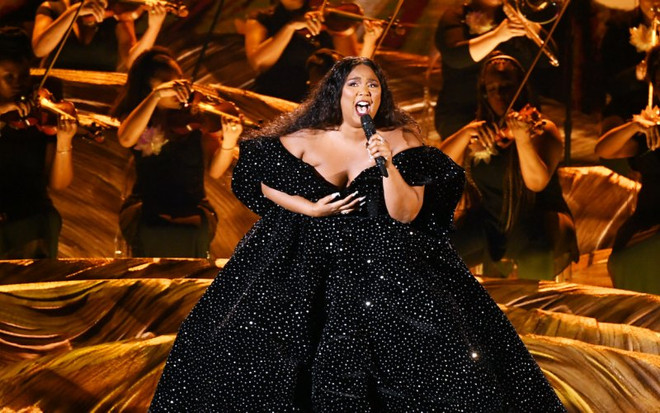 Nữ ca sỹ đoạt Grammy diện thiết kế của Công Trí xuất hiện trên tạp chí ảnh 1