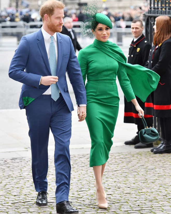 Meghan Markle trở lại London với những bộ cánh "gây thương nhớ" ảnh 1