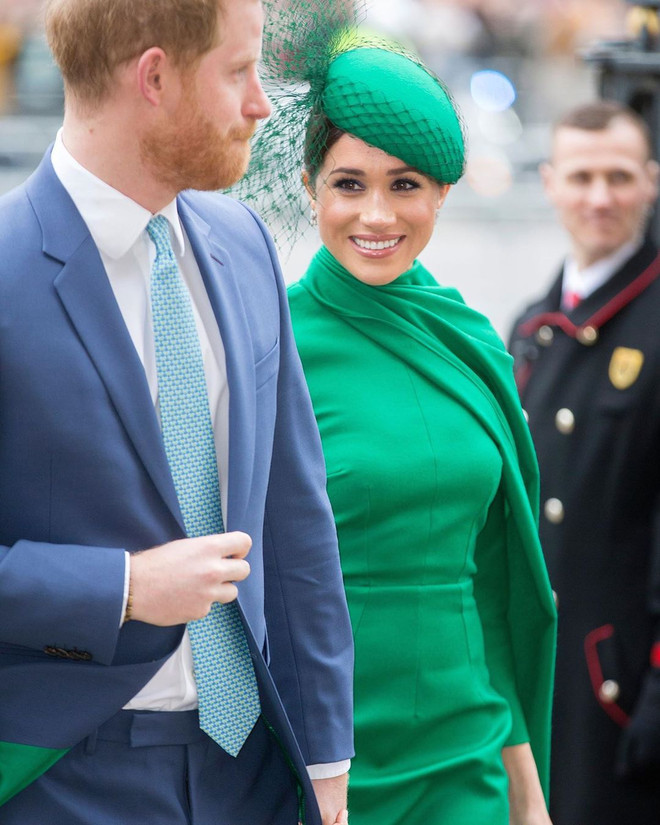 Meghan Markle trở lại London với những bộ cánh "gây thương nhớ" ảnh 3