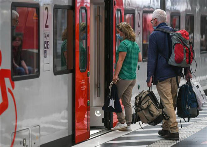 Người dân châu Âu du lịch nước ngoài đổ xô về nước tránh lệnh cách ly ảnh 1