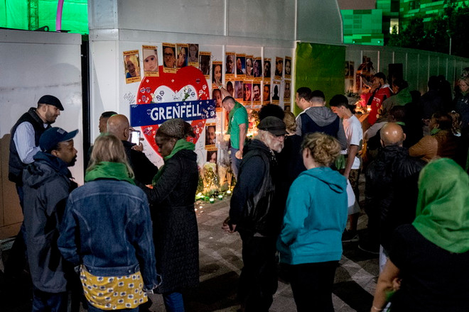 Nước Anh tưởng niệm nạn nhân trong vụ cháy chung cư Grenfell Tower ảnh 1