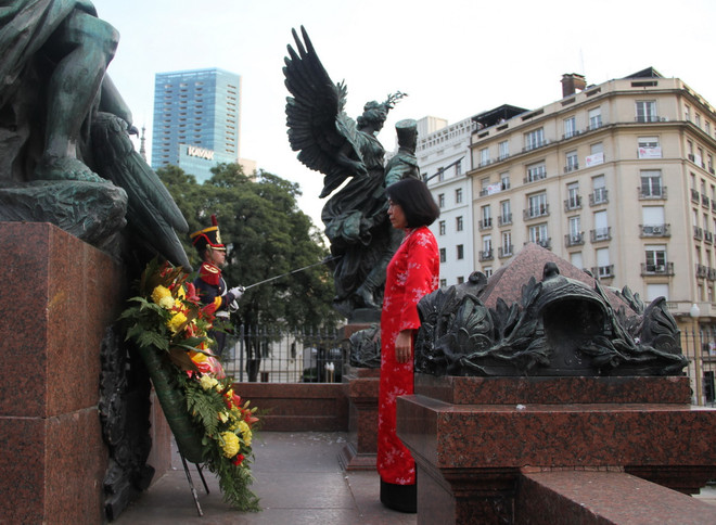 Đại sứ Việt Nam tại Argentina, Ngô Minh Nguyệt đến đặt vòng hoa tại Tượng đài anh hùng dân tộc Argentina San Martin ở thủ đô Buenos Aires. (Ảnh: Ngọc Tùng/TTXVN) ttxvn-viet nam-argentina3.jpg