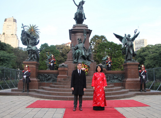 Đại sứ Việt Nam tại Argentina, Ngô Minh Nguyệt (phải) chụp hình lưu niệm cùng Thứ trưởng Ngoại giao Argentina Leopoldo Sahores tại lễ đặt vòng hoa ở Tượng đài anh hùng dân tộc Argentina San Martin ở thủ đô Buenos Aires. (Ảnh: Ngọc Tùng/TTXVN) ttxvn-viet nam-argentina4.jpg