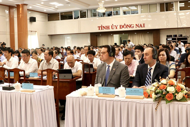 Các đại biểu, chuyên gia nước ngoài dự hội nghị “Xu hướng Net Zero của thế giới và định hướng phát triển xanh, bền vững tỉnh Đồng Nai”. (Ảnh: Lê Xuân/TTXVN) ttxvn-tang truong xanh2.jpg