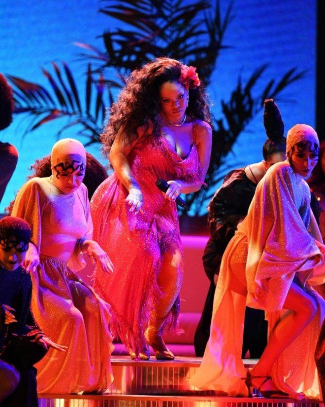 Bỏ qua thảm đỏ, Rihanna vẫn nổi bật tuyệt đối tại Grammy 2018 ảnh 5