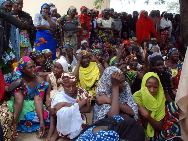 Các bà mẹ có con bị bắt cóc tập trung để nghe thông tin do các quan chức cung cấp tại Chibok. (Nguồn: AFP/TTXVN) Mỹ: Đàm phán vụ bắt cóc nữ sinh tại Nigeria vẫn đang tiếp tục ảnh 1
