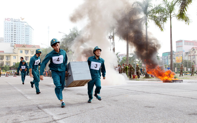 (Ảnh: Doãn Đức/Vietnam+) Hội thao nghiệp vụ chữa cháy và cứu nạn, cứu hộ quận Ba Đình ảnh 2