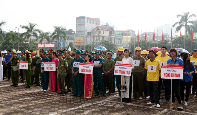 Các đơn vị tham gia hội thao (Ảnh: Doãn Đức/Vietnam+) Hội thao nghiệp vụ chữa cháy và cứu nạn, cứu hộ quận Ba Đình ảnh 1