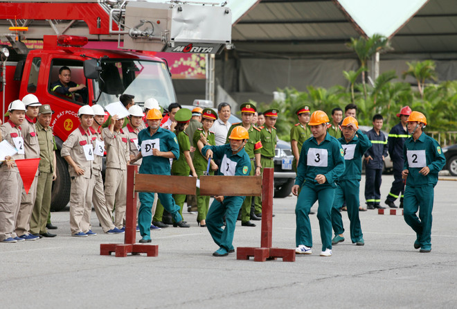 (Ảnh: Doãn Đức/Vietnam+) Hội thao nghiệp vụ chữa cháy và cứu nạn, cứu hộ quận Ba Đình ảnh 4