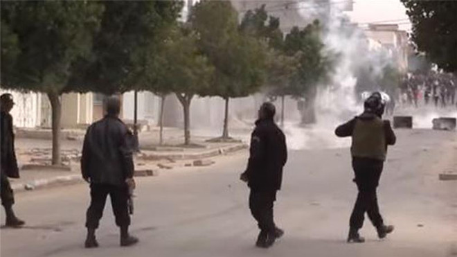 Tunisia giới nghiêm sau đụng độ giữa cảnh sát và người biểu tình ảnh 1