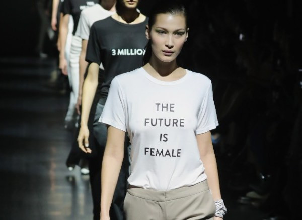 Diện áo thun "biết nói" điệu đà như quý cô Hàn Quốc ảnh 1