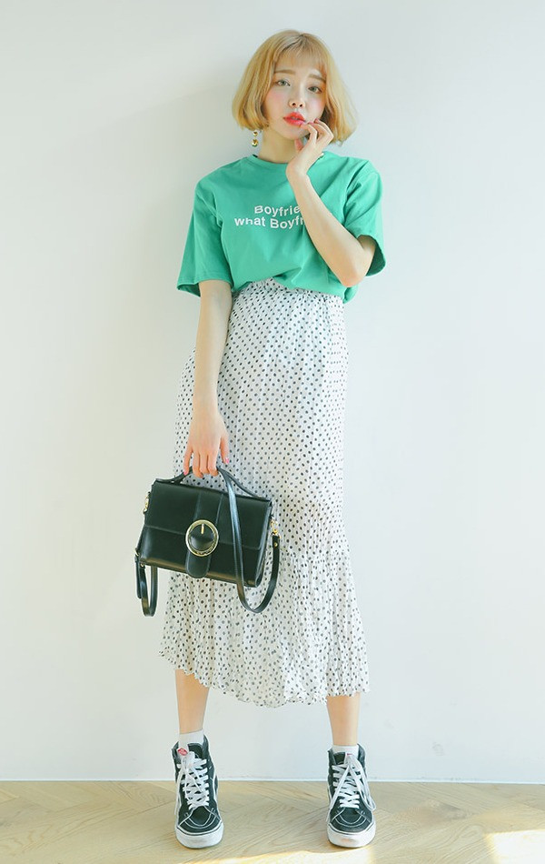 Diện áo thun "biết nói" điệu đà như quý cô Hàn Quốc ảnh 9