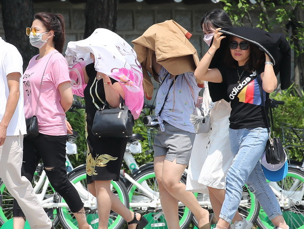 Hàn Quốc trải qua ngày nóng nhất trong lịch sử, lên tới 40,7 độ C ảnh 1