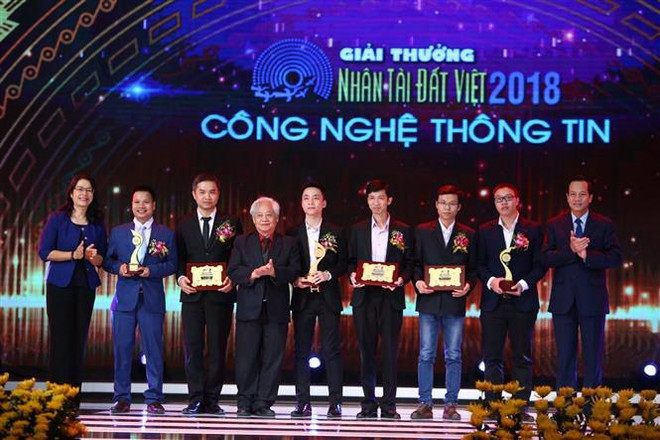 Ban tổ chức trao giải lĩnh vực công nghệ thông tin 2018. (Ảnh: Minh Quyết/TTXVN) Thúc đẩy phong trào khởi nghiệp sáng tạo trong công nghệ thông tin ảnh 1