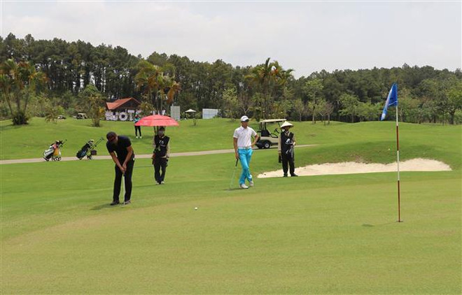 Một tay golf đang thi đấu. (Ảnh: Ninh Đức Phương/TTXVN) 3 giải golf quốc gia nghiệp dư hấp dẫn sắp diễn ra tại Cam Ranh ảnh 1