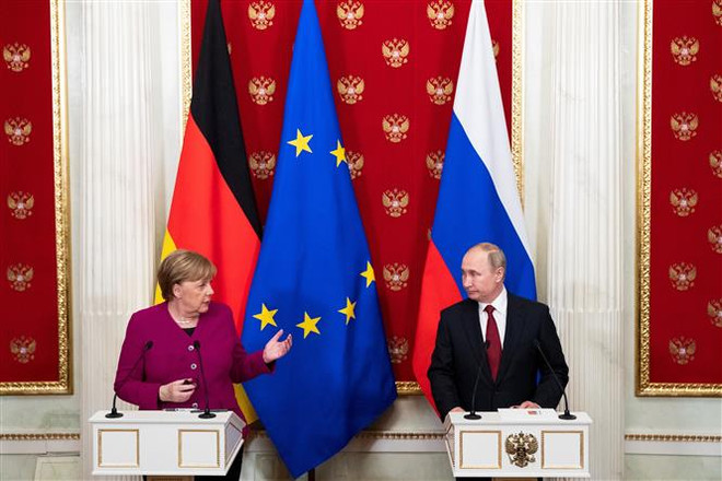 Tổng thống Nga Vladimir Putin (phải) và Thủ tướng Đức Angela Merkel (trái) trong cuộc họp báo sau cuộc gặp tại Moskva, Nga, ngày 11/1/2020. (Ảnh: AFP/TTXVN) Thủ tướng Đức tuyên bố sẽ tổ chức hòa đàm Libya tại Berlin ảnh 1