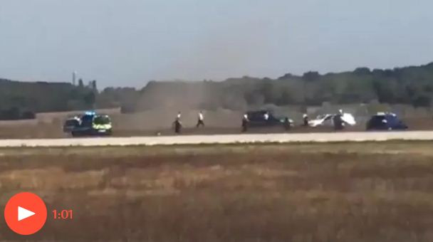 Pháp:Bị một ôtô lao thằng vào đường băng, sân bay Lyon tạm đóng cửa ảnh 1