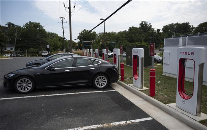 Xe điện của Tesla tại một trạm sạc điện ở Arlington, bang Virginia (Mỹ). (Ảnh: AFP/TTXVN) Tesla có thể giảm giá bán xe ôtô nếu lạm phát được kiểm soát ảnh 1