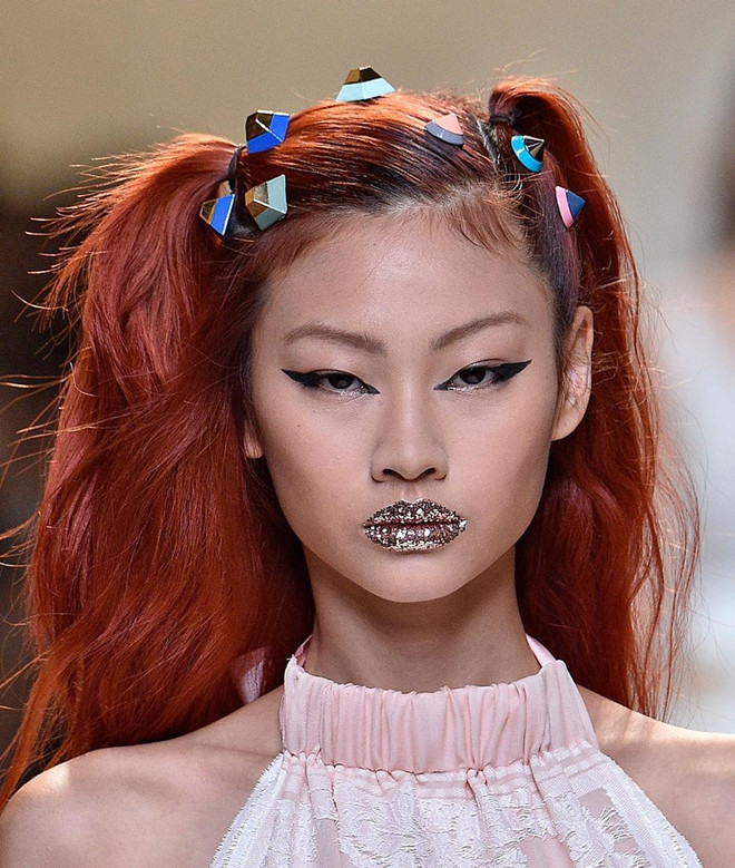 Chỉ với nhũ màu lấp lánh, bạn sẽ có diện mạo ấn tượng dịp Halloween ảnh 4