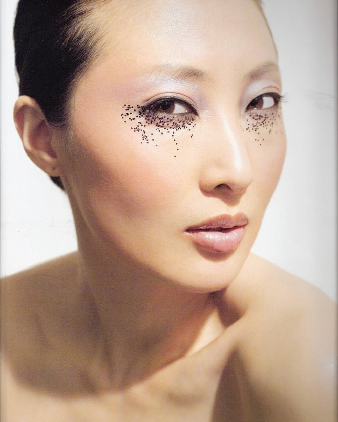 Chỉ với nhũ màu lấp lánh, bạn sẽ có diện mạo ấn tượng dịp Halloween ảnh 5