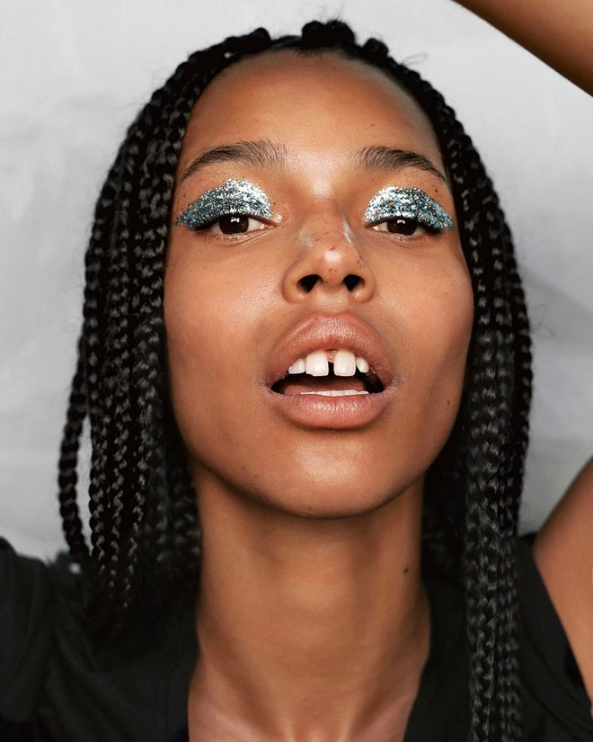 Chỉ với nhũ màu lấp lánh, bạn sẽ có diện mạo ấn tượng dịp Halloween ảnh 1